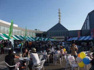 夏の終わりの高い空の下、飲んだり食べたり買い物したり、様々の業種の面白い出し物で御楽しみ頂けますよ。 来年もヨロシクお願いします。